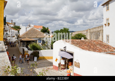 Kleiner Laden in Josefa D'Obidos Straße in Obidos Dorf. Eine sehr gut erhaltene mittelalterliche Stadt, noch innerhalb der Burgmauern. Stockfoto