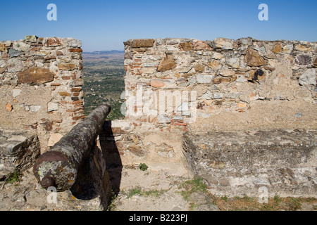 Alte Bronze-Kanone in Marvao Burg bewacht die umliegende Landschaft, Portugal. Kandidat zum Weltkulturerbe der UNESCO Stockfoto