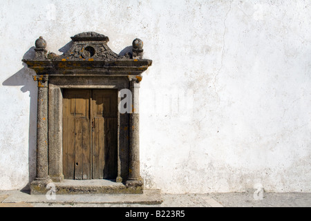 Portal der Kirche in einer mittelalterlichen Straße in Marvao Dorf, Portalegre District, Portugal. Kandidat zum Weltkulturerbe der UNESCO. Stockfoto