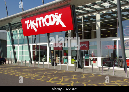 Vorderseite des TK Maxx-Einzelhandelsgeschäfts und Markenlogo mit Behindertenparkplätzen in einem Einkaufszentrum in West Thurrock Essex England Stockfoto