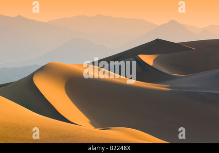 Sanddünen über Sonnenaufgang Himmel im Death Valley in Kalifornien Stockfoto