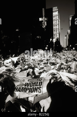 Senken Sie nach der Ticker Tape Parade Broadway NYC Stockfoto