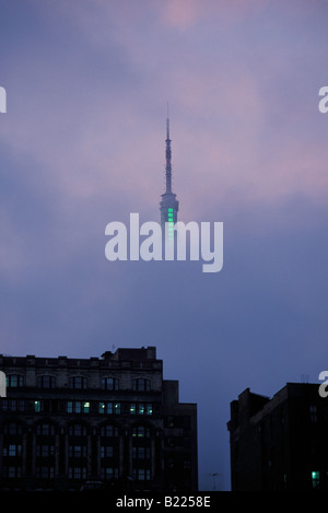 Empire Staatsgebäude Turm teilweise verdeckt durch Wolken NYC Stockfoto