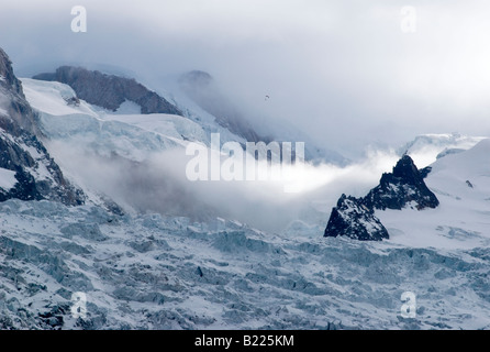 Ein einsamer Gleitschirm fliegen über der Bossons-Gletscher am Mont Blanc, höchster Berg in Westeuropa, Chamonix, Frankreich Stockfoto