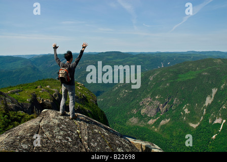 Ein Wanderer mit Blick auf einen alten Gletschertal in der Hautes-Gorges-de-la-Rivière-Malbaie National Park, Quebec, Kanada Stockfoto