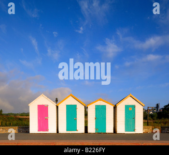 Bunte Badehäuschen in schönen Dawn Licht an der Promenade von Goodrington Sands in der Nähe von Paignton in South Devon Stockfoto