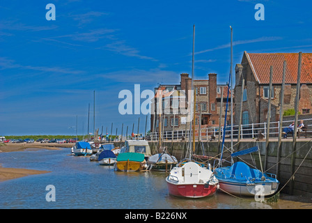 Boote auf dem Fluss bei Blakeney Quay, Norfolk, England Stockfoto