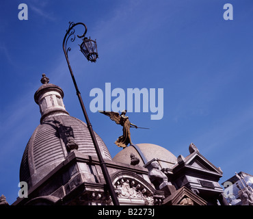 Aufwendige Marmor-Mausoleum in La Recoleta Friedhof Buenos Aires Argentinien Stockfoto