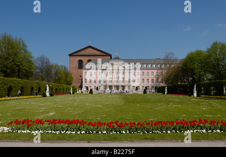 Schlossgarten von der Kurfürstlichen Schloss, Palast des Kurfürsten, Kurfuerstliches Palais, BAROCKPALAST, Trier, Deutschland Stockfoto