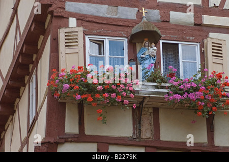 Detail der Fassade von einer alten halbe Fachwerkhaus mit einer Figur der Jungfrau Maria in der alten Stadt Miltenberg Bayern Deutschland Stockfoto