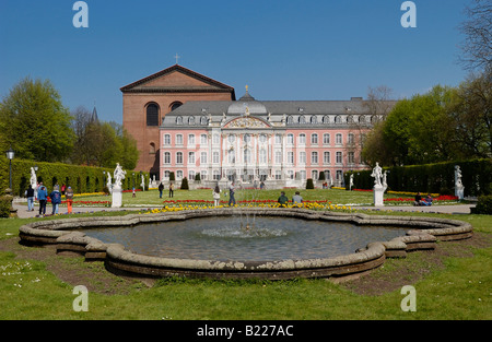 Schlossgarten von der Kurfürstlichen Schloss, Palast des Kurfürsten, Kurfuerstliches Palais, BAROCKPALAST, Trier, Deutschland Stockfoto