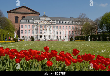 Schlossgarten von der Kurfürstlichen Schloss, Palast des Kurfürsten, Kurfuerstliches Palais, BAROCKPALAST, Trier, Deutschland Stockfoto