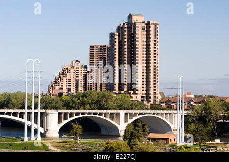 Eigentumswohnanlage in Minneapolis Minnesota Brücke über dem Mississippi Fluß im Vordergrund Stockfoto