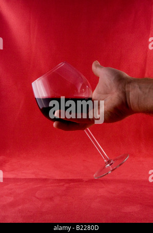 Verwirbelt werden, in ein Glas Rotwein Stockfoto