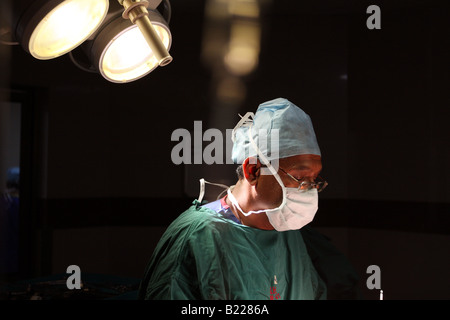 Porträt eines indischen Chirurgen während der Operation Stockfoto
