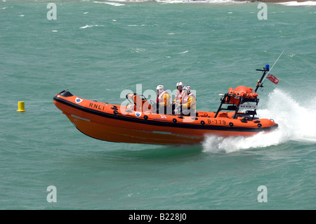 Die Küstenfischerei RNLI-Rettungsboot namens Blue Peter 1 in Aktion an Worthing Küste UK Stockfoto