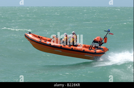 Die Küstenfischerei RNLI-Rettungsboot namens Blue Peter 1 in Aktion an Worthing Küste UK Stockfoto