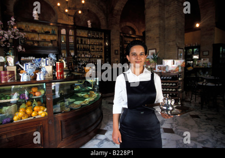 Kellnerin serviert Kaffee Cafe Svizzero Cagliari Sardinien Italien Stockfoto