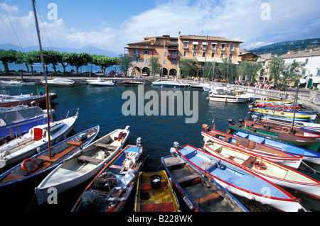 Blick über Hafen mit Booten Albergo Gardesana in Torri del Benaco Lake Garda Veneto Italien Hintergrund Stockfoto