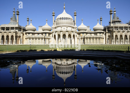 Der Royal Pavilion in Brighton in einem der Teiche in den Gärten wider Stockfoto