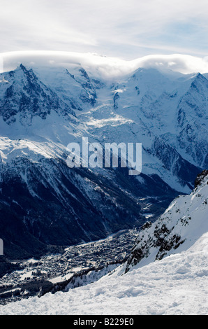 Chamonix Stadt und Tal vom Skigebiet Flegere gesehen. Mont Blanc im Hintergrund. Chamonix, Frankreich Stockfoto