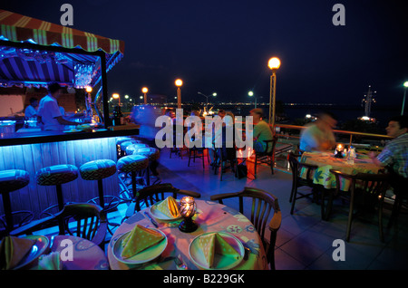 Leute sitzen im freien Luft Restaurnat Janus am Hafen in den späten Abend Alanya Antalya türkische Riviera Türkei Stockfoto