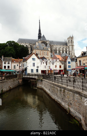 Kanal, alten Häusern und Kathedrale Notre-Dame gesehen aus dem Quartier Saint-Leu, Amiens, Picardie, Nord-Frankreich Stockfoto