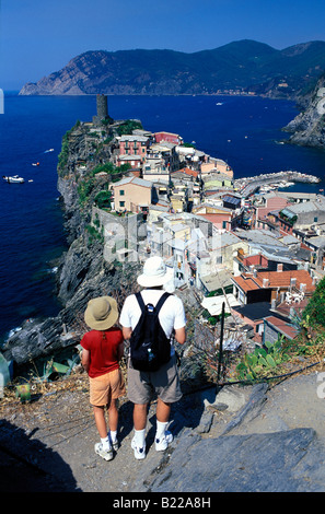 Touristen genießen Blick über Vernazza Cinque Terre Ligurien Italien Stockfoto