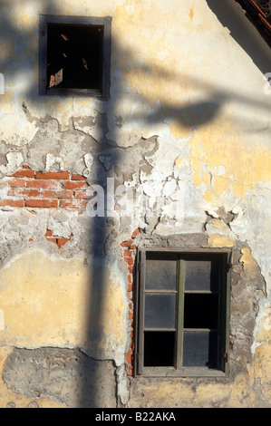 Eine Straßenlaterne Schatten an der Wand Hausruine Stockfoto