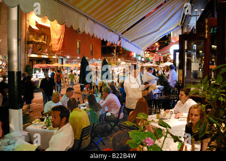 Ein Wochenende-Abend in der Mulberry Street im New Yorker Stadtteil Little Italy. Im Frühjahr und Sommer ist die Straße für den Verkehr gesperrt. Stockfoto