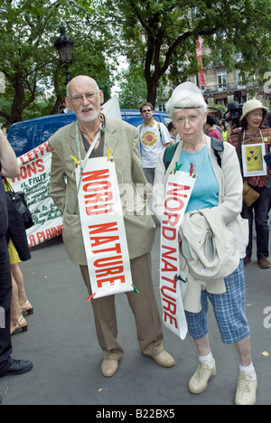 Paris FRANKREICH, Anti Nuclear Power Demonstration von mehreren Umwelt-NGO's Portrait, Senior Paar posiert mit Protestschildern, Rentner Stockfoto