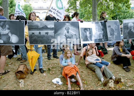 Paris FRANKREICH, 'Anti Nuclear Power' Demonstration von mehreren Umwelt-NGOs Französische Familie, Kinder sitzen in der Nähe der französischen Protest Fotoausstellung, Stockfoto