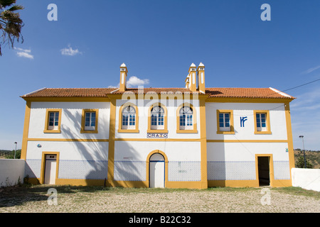 Crato Bahnhof in Alentejo, Portugal. Einer der vielen deaktivierten Bahnhöfe durch Verödung des Innenraums. Stockfoto