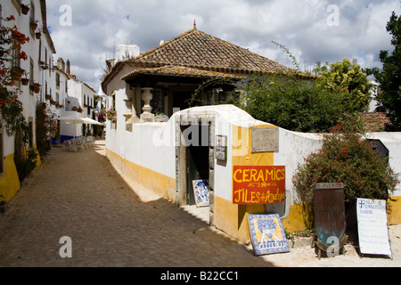 Kleiner Laden in Josefa D'Obidos Straße in Obidos Dorf. Eine sehr gut erhaltene mittelalterliche Stadt, noch innerhalb der Burgmauern. Stockfoto