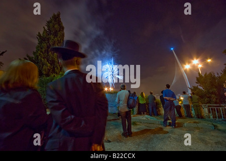 Jerusalem, Israel. Ein Ultra-Orthodox('Charedi') Jüdisches paar beobachten das Feuerwerk in der Nähe der neuen Akkorde Brücke. Stockfoto