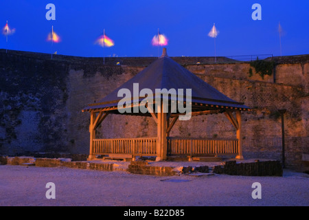 Sedan, Frankreich. Ein alter Brunnen und Flaggen im Innenhof des Hotel Le Chateau Fort bei Sedan Stockfoto