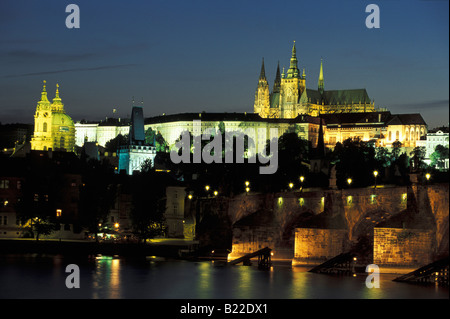 Hradschin mit St Vitus Cathedral und die Prager Burg bei Nacht Charles Brücke Fluss Moldau Prag Tschechische Republik Stockfoto