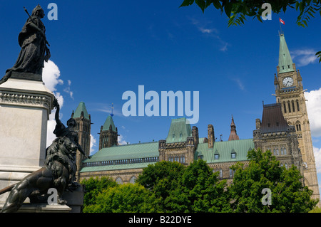 Statue der Königin Victoria im Parlament-Hügel-Mittelblock mit Peace Tower in Ottawa Bundesregierung Gesetzgebung mit blauem Himmel Stockfoto