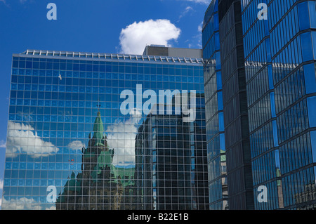 Westen Block Parlamentsgebäuden in Ottawa reflektiert in blau gespiegelt Innenstadt Büro weißen geschwollenen Wolke thront Stockfoto