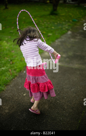 Mädchen im Alter von vier lernen, Hinweis überspringen geschützten Disney Springseil Stockfoto
