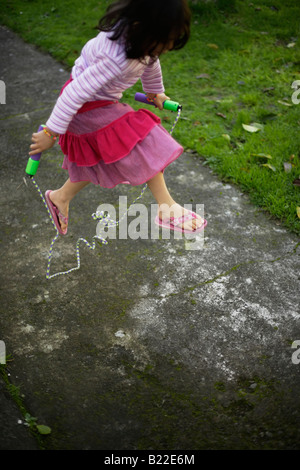 Mädchen im Alter von vier lernen überspringen Stockfoto