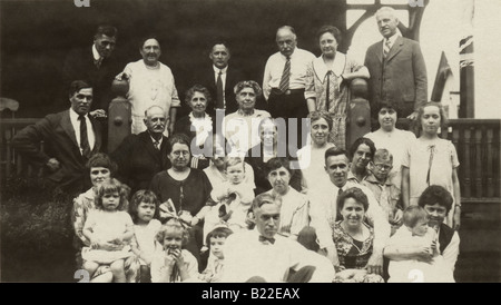 Ca. 1940 Familienfoto auf der Veranda des Hauses. Stockfoto