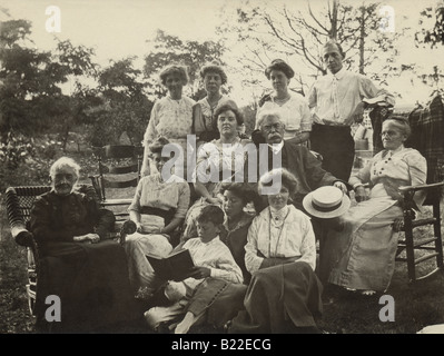 1914 Familienfoto draußen im Garten. Stockfoto