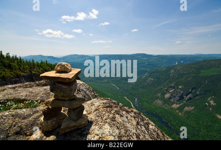 Ein Inukshuk über ein Tal, Hautes-Gorges-de-la-Rivière-Malbaie Nationalpark, Quebec, Kanada Stockfoto