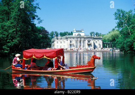 Sportboot mit Touristen auf See vor Belvedere Palast Lazienki Park Warschau Polen Stockfoto