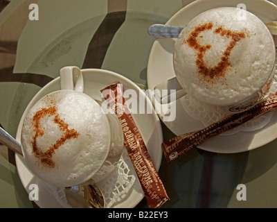 zwei Tassen Cappuccino Kaffee mit einem Herz auf Schaum in einer Bar in St. Petersburg in Russland Stockfoto