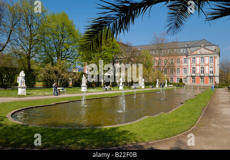 Schlossgarten von der Kurfürstlichen Schloss, Palast des Kurfürsten, Kurfuerstliches Palais, BAROCKPALAST, Trier, Deutschland Stockfoto