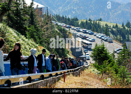 Skylator Transport von japanischen Touristen nach Mount Yokoteyama Shiga Kogen Höhen Joshin Etsu Nationalpark Japan Stockfoto