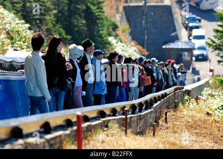 Skylator Transport von japanischen Touristen nach Mount Yokoteyama Shiga Kogen Höhen Joshin Etsu Nationalpark Japan Stockfoto