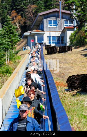 Skylator Transport von japanischen Touristen nach Mount Yokoteyama Shiga Kogen Höhen Joshin Etsu Nationalpark Japan Stockfoto